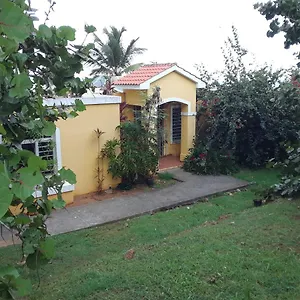 The Yellow House: Fully Equipped, Spectacular Beach View Manati